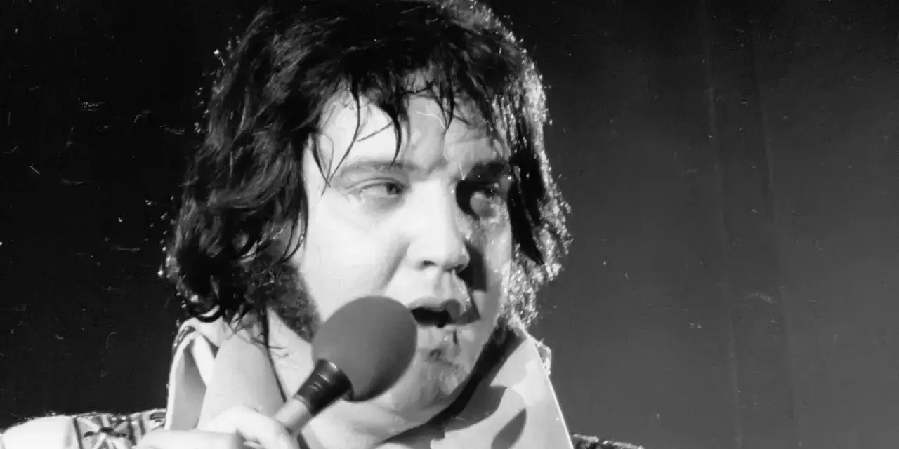 Elvis Presley singt ins Mikrofon, Schweiß auf der Stirn. Seine letzte Show, bevor er starb, bleibt ein Rätsel.