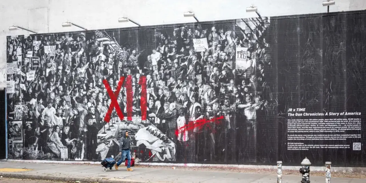 Une fresque murale de street art d'origine, "The Gun Chronicles: A Story of America", par JR x TIME, dépeint une foule en noir et blanc avec des touches de rouge vif.