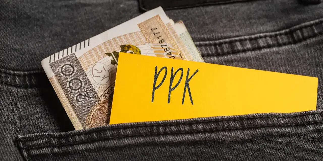 Karta z napisem "ppk" i banknoty w tylnej kieszeni dżinsów. Decyzja o rezygnacji z PPK.