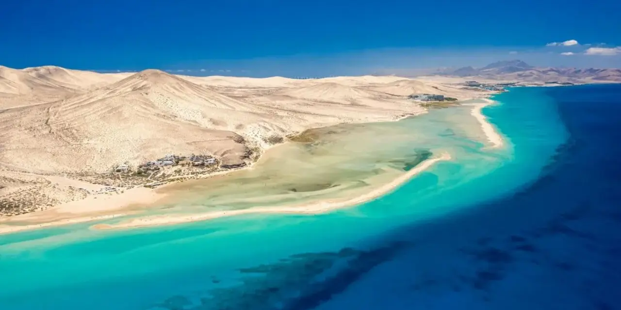 Plaża na Fuerteventurze z turkusową wodą, idealna do kąpieli. Fuerteventura temperatura wody zachęca do relaksu.