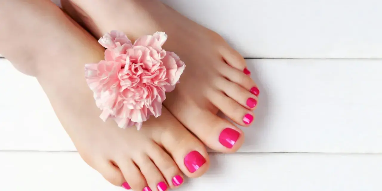 Unghie piedi gel estate, rosa acceso, con un fiore delicato. Perfette per la bella stagione.