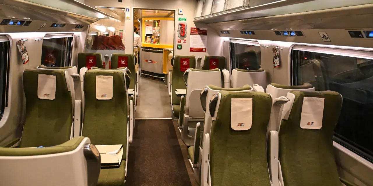 Wnętrze wagonu PKP Intercity IC 4520 Hutnik. Rozkład miejsc w zielonych fotelach, z widocznym barem Wars.