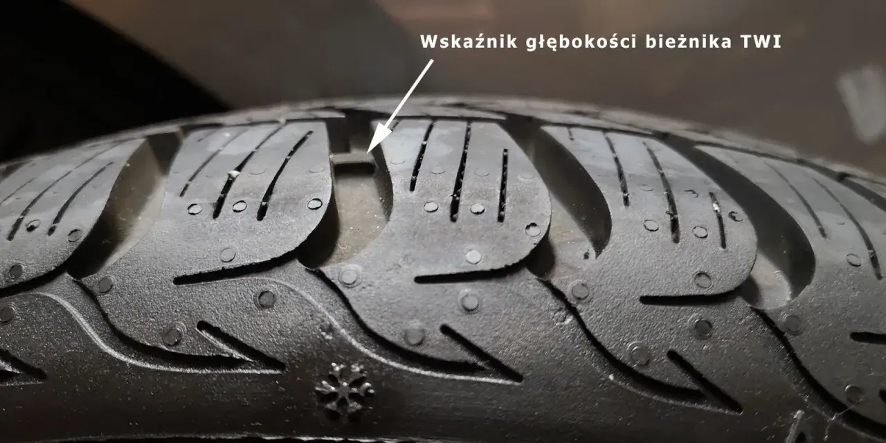 Wskaźnik TWI pokazuje minimalny bieżnik opony letniej. Czas na wymianę!