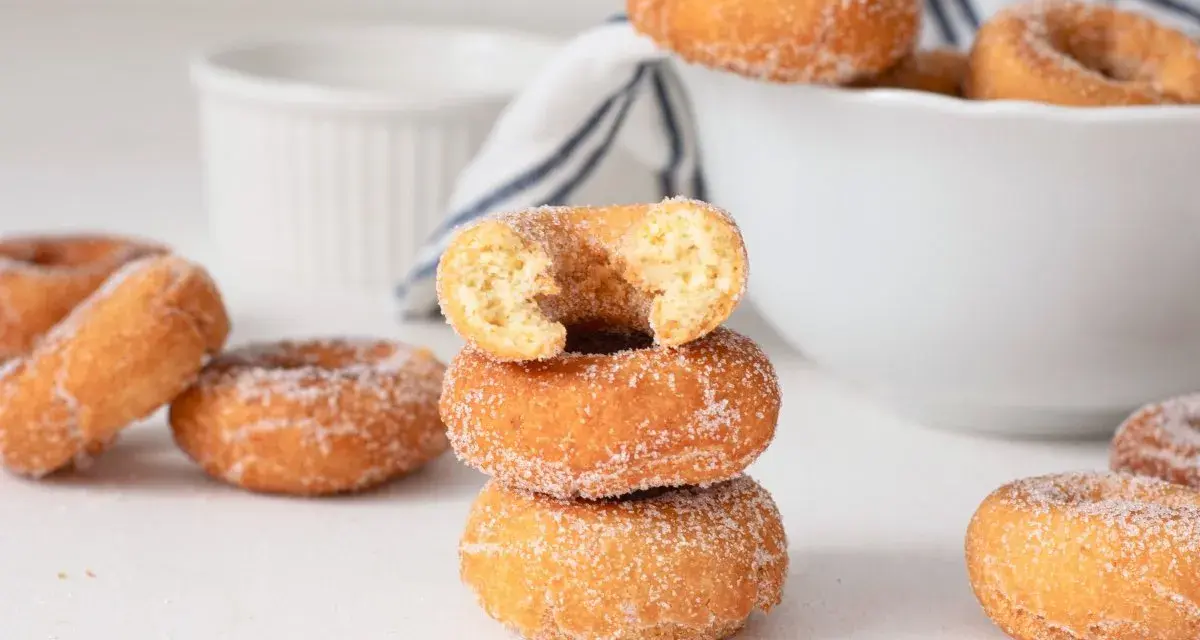 Rosquillas caseras de toda la vida, doradas y espolvoreadas con azúcar. Un bocado dulce que evoca recuerdos.