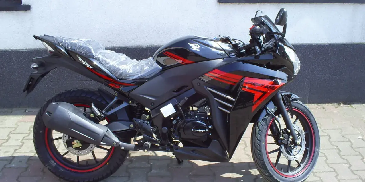 Czarny motocykl Zipp Xrace 50 z czerwonymi akcentami, gotowy do jazdy po miejskich ulicach.