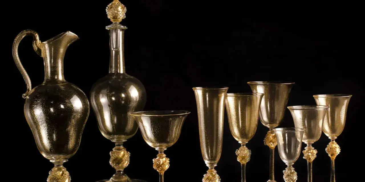 Servizio in vetro di Murano dorato, con decorazioni a foglia d'oro. La maestria nella lavorazione del vetro, che richiede un'accurata gestione della temperatura fusione vetro Murano, crea questi capolavori.