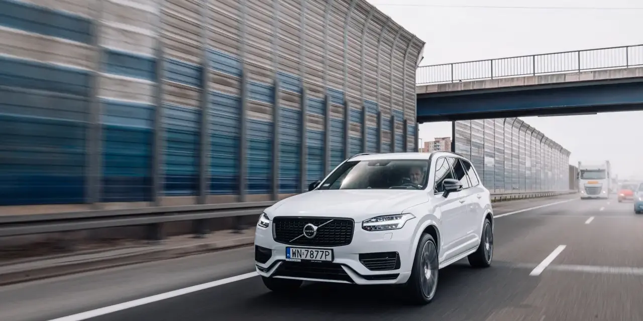 Białe Volvo XC90 na autostradzie. Jaki silnik wybrać do tego SUV-a?
