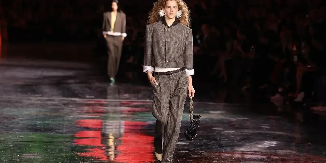 Modelka prezentuje stylizację inspirowaną latami 80. w nowoczesnym wydaniu. To zapowiedź, jak będzie wyglądać moda 2026.