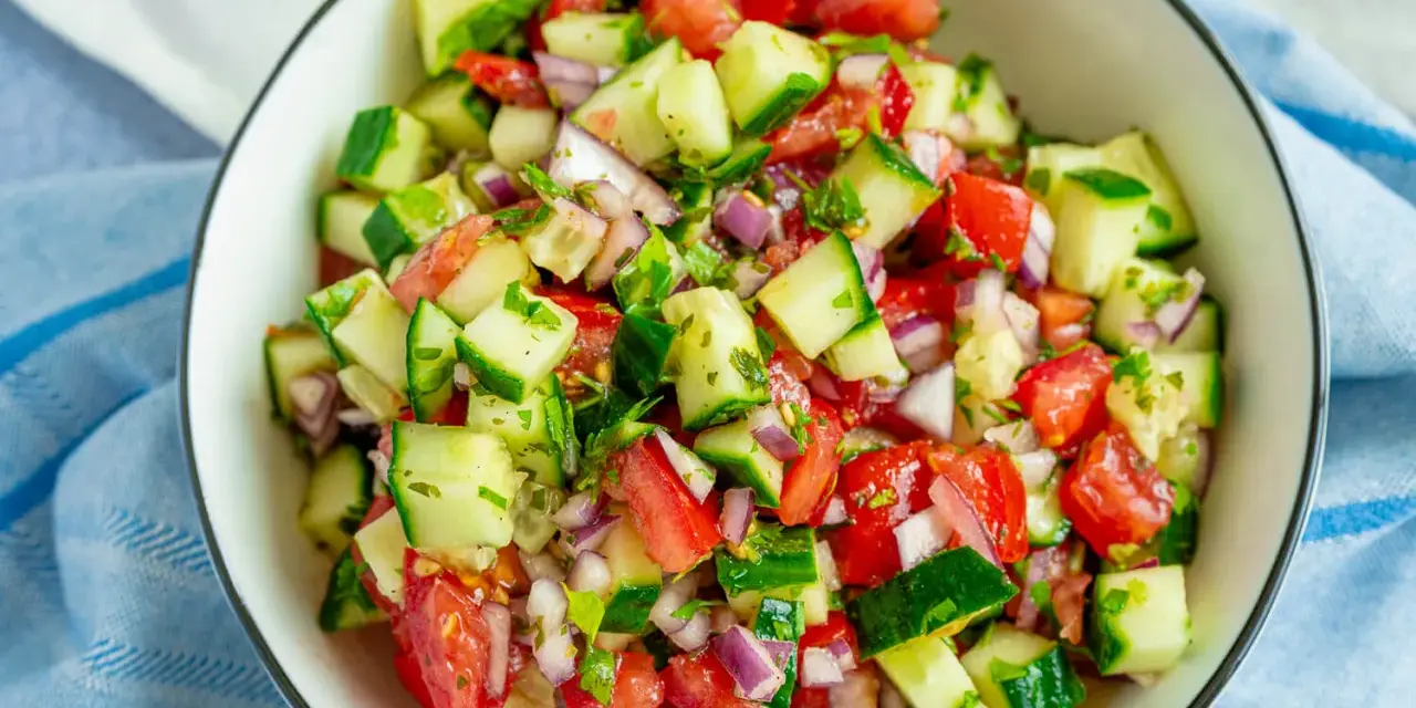 Frischer Sommersalat mit Tomaten, Gurken und roten Zwiebeln – ein einfaches und leckeres Rezept für heiße Tage.