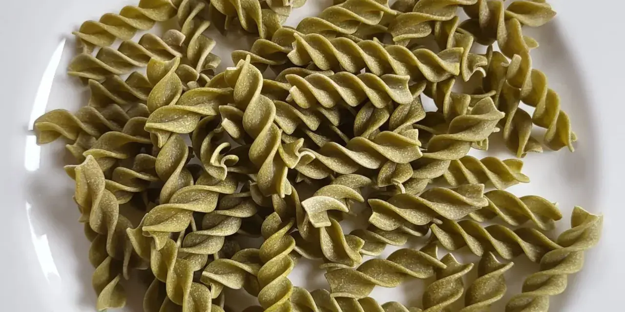 Zielony makaron fusilli, idealny jako zdrowsza alternatywa dla tradycyjnego. Czy to makaron z groszku czy fasoli mung?
