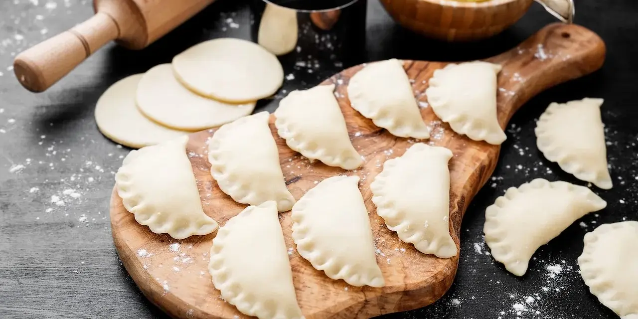 Jak sklejać pierogi, by się nie rozpadały? Skuteczne metody