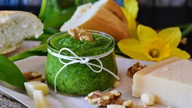 Czy pesto jest dietetyczne? Odkryj jego kaloryczność i wartości odżywcze