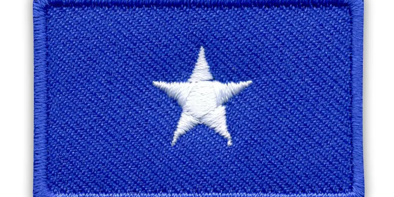 Naszywka z niebieskim tłem i białym, pięcioramiennym gwiazdorem. Symbolizuje flagę Somalii.