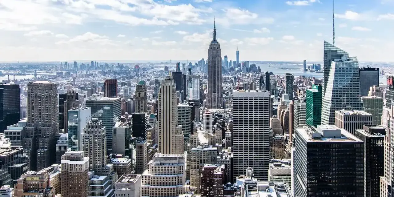 Widok na Manhattan z Empire State Building. Zastanawiasz się, ile się leci do Nowego Jorku?