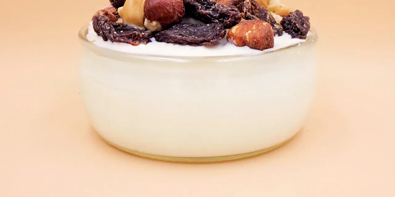 Jogurt proteinowy dla kogo? Odkryj korzyści dla sportowców i dzieci