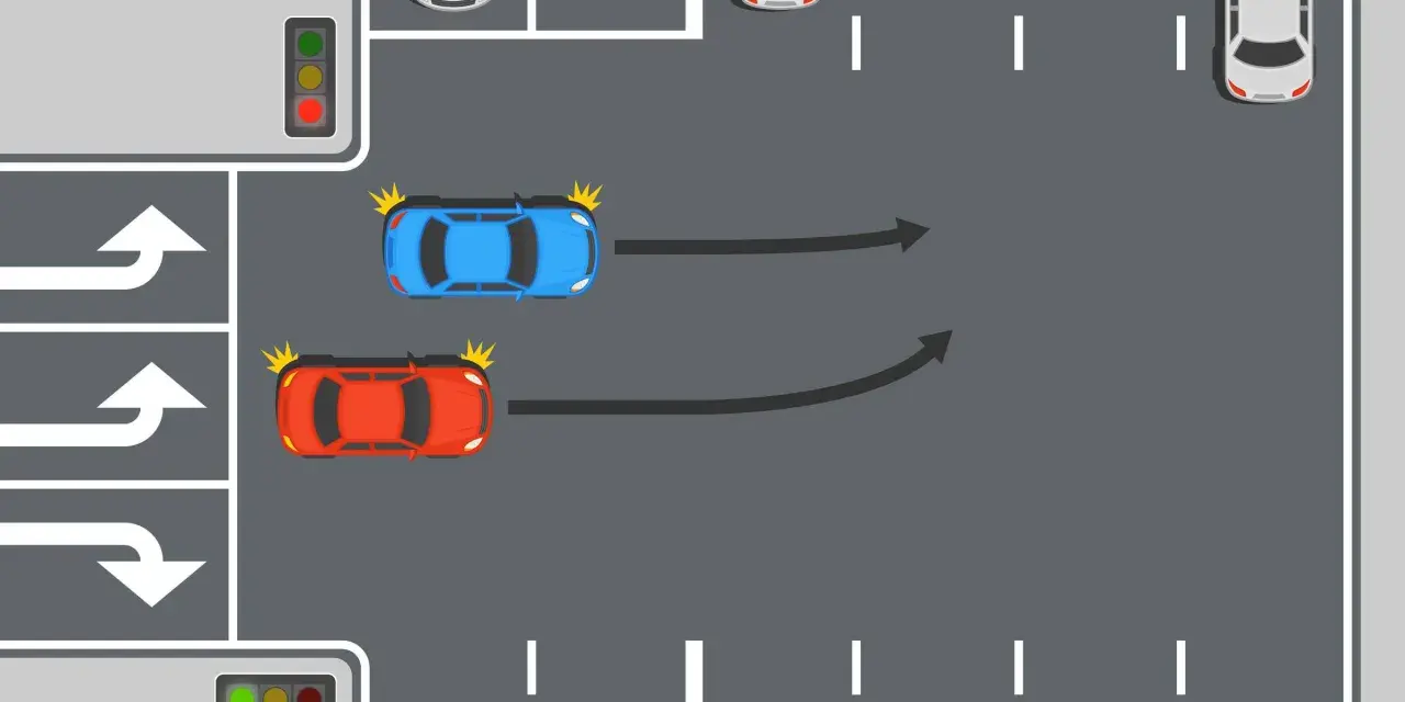 Zwei Autos, rot und blau, bereiten sich auf das mehrspurige Abbiegen vor. Pfeile zeigen die Fahrtrichtung an.