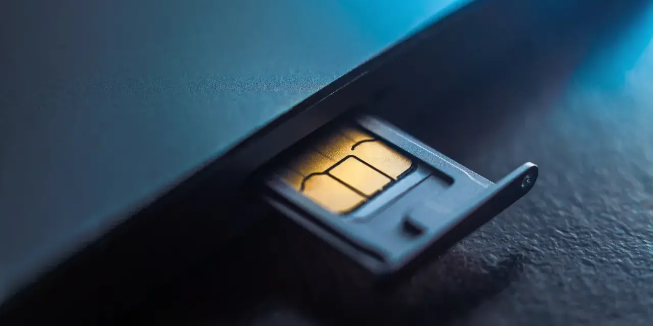 Złota karta SIM w wysuniętej tacce. Telefon nie czyta karty SIM, co może być frustrujące.