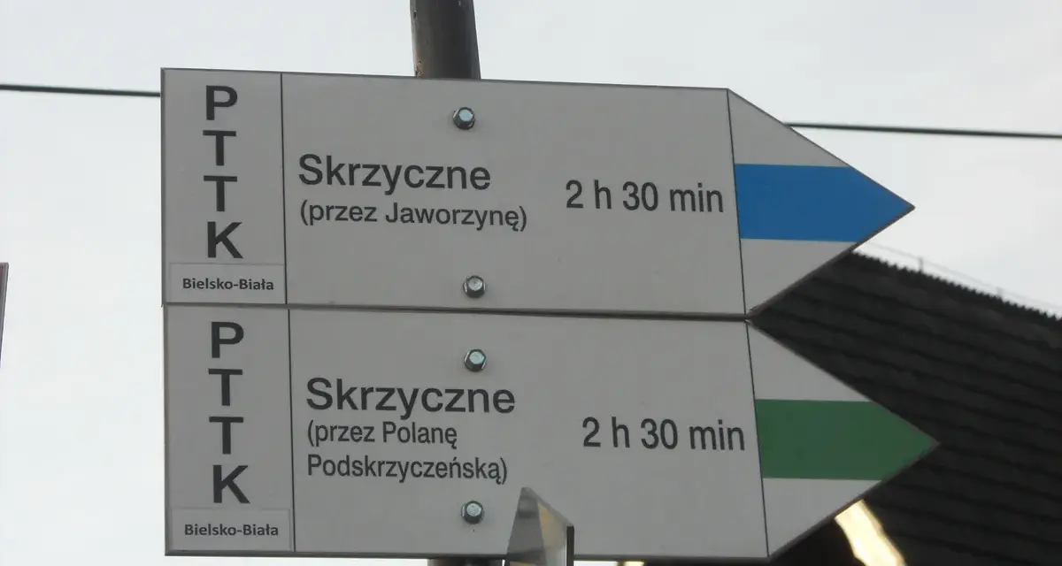 Rozdroże szlaków PTTK. Dwa drogowskazy na Skrzyczne: przez Jaworzynę (niebieski szlak) i przez Polanę Podskrzyczeńską (zielony szlak).