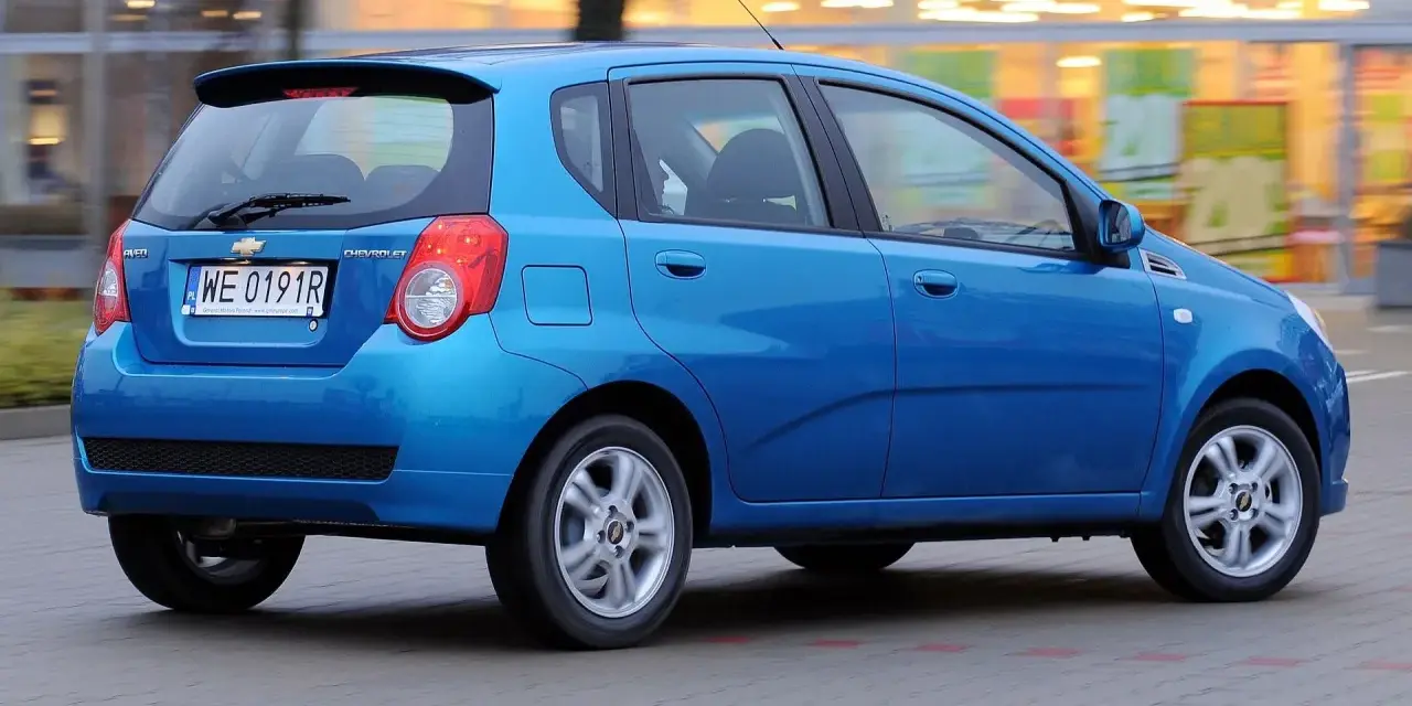 Niebieski Chevrolet Aveo w ruchu. Wiele osób szuka chevrolet aveo opinie przed zakupem.