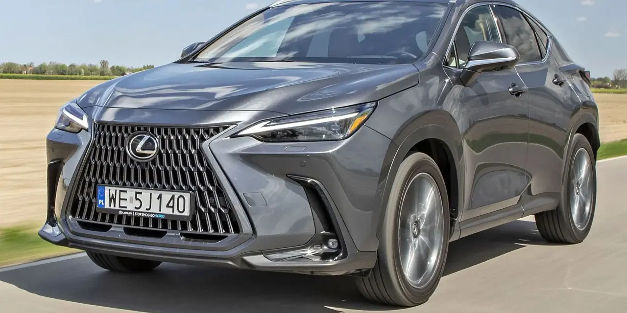 Szary Lexus NX 300h w ruchu, widok z przodu.