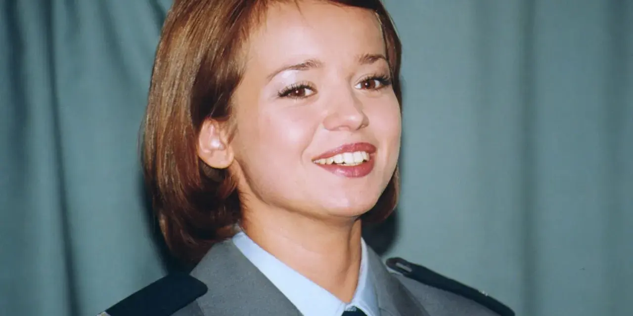 Uśmiechnięta Anna Przybylska w mundurze, przypominająca o jej aktorskim wykształceniu i roli w serialu "Złotopolscy".