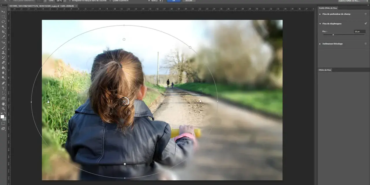 Une photo pas nette, où l'on voit une enfant de dos sur un chemin, avec un flou artistique appliqué.