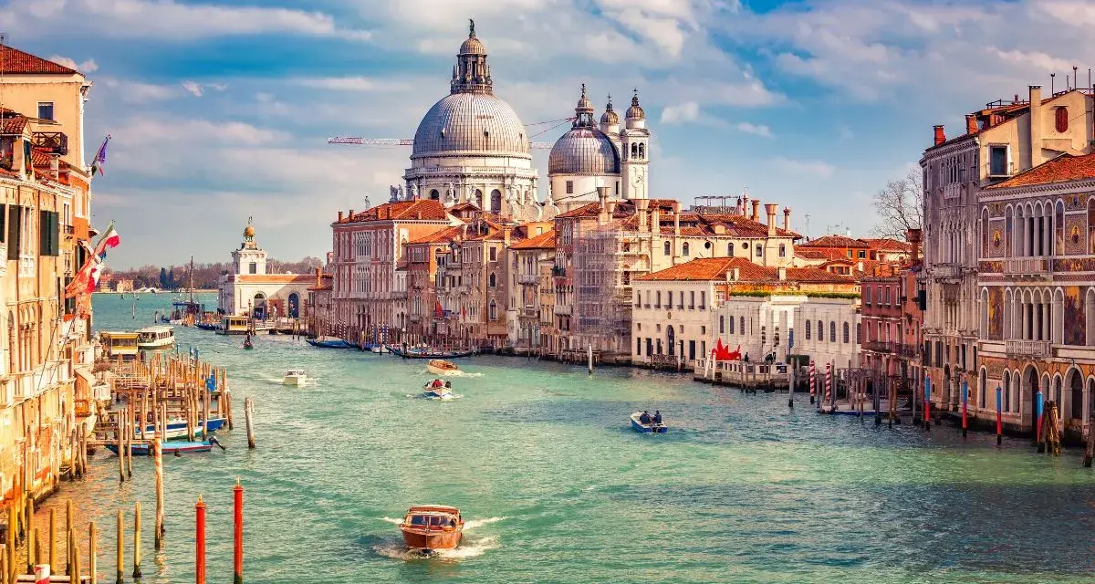 Canale di Venezia, con gondole e vaporetti, sotto il cielo azzurro. Un ricordo della gloriosa repubblica marinara Venezia.