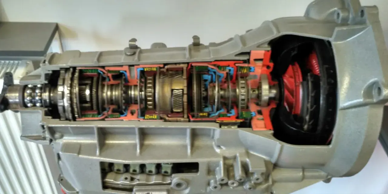 Przekrój automatycznej skrzyni biegów, ukazujący jej wewnętrzne mechanizmy. Idealny do zrozumienia, jak działa wymiana oleju w skrzyni biegów.