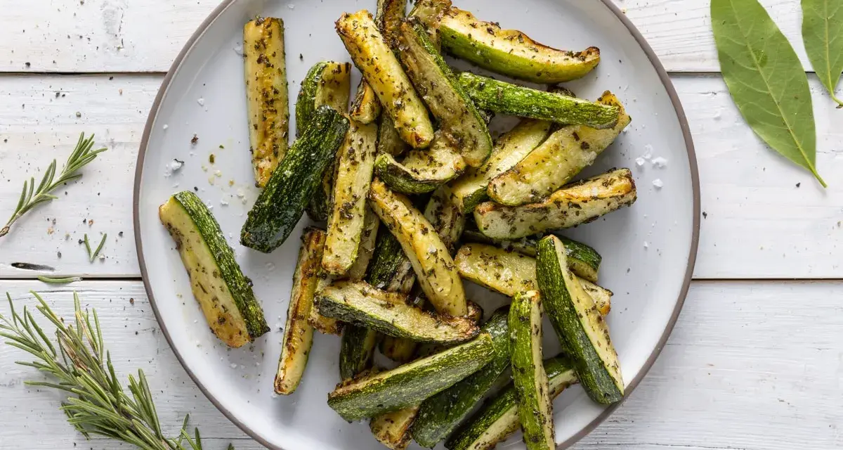 Zucchine croccanti e dorate, perfette zucchine in friggitrice ad aria, condite con erbe aromatiche e sale grosso.