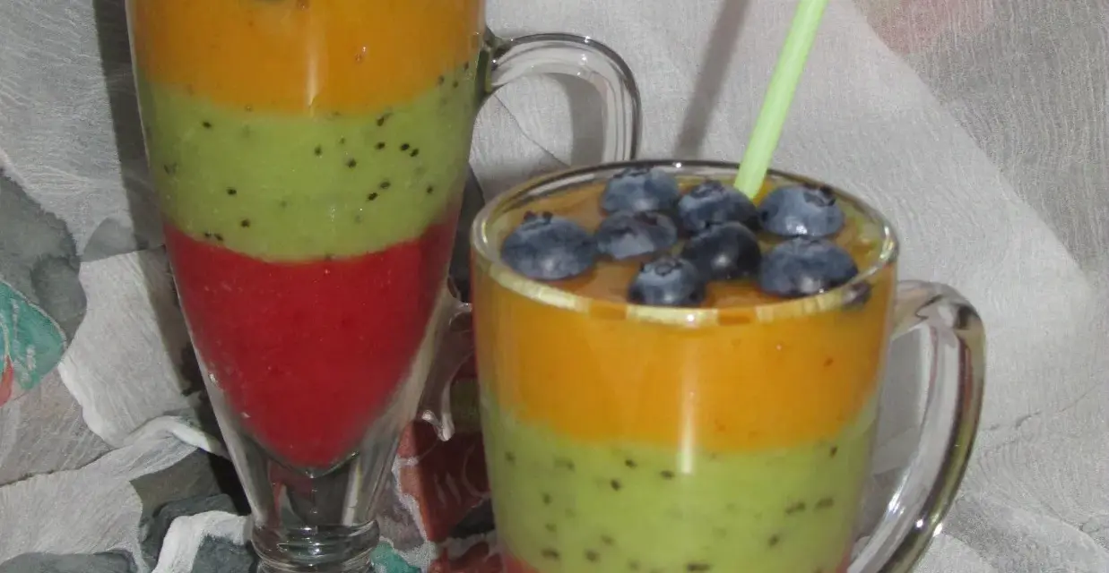 Kolorowy koktajl z nektarynek, kiwi i truskawek, zwieńczony borówkami. Idealny na orzeźwienie!