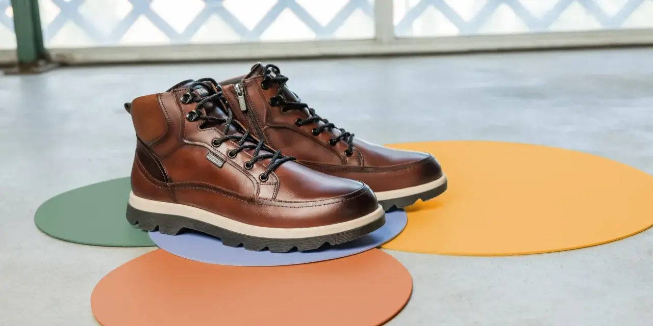 Botas de cuero marrón con cordones y cremallera lateral, un ejemplo de los diversos tipos de botas para cualquier ocasión.