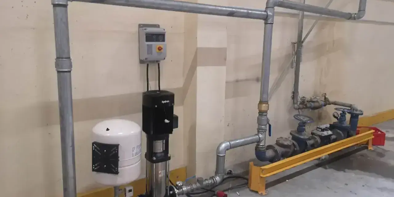 System do podłączenia wody do domu: pompa, zbiornik hydroforowy i zawory.