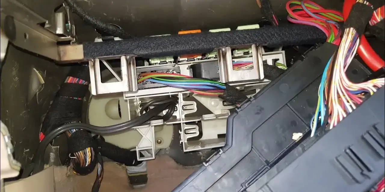 BMW E39: Lokalizacja i naprawa modułu komfortu GM5
