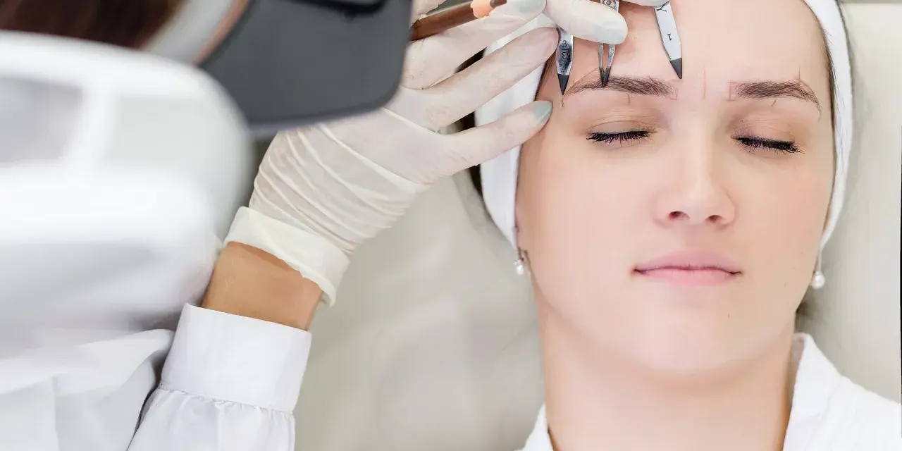 Precyzyjne rysowanie brwi przed zabiegiem microblading. Sprawdź, jaka jest microblading brwi cena i umów się na konsultację.