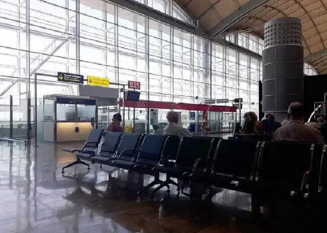 Jak dojechać z lotniska Alicante do centrum? Sprawdź najtańsze opcje