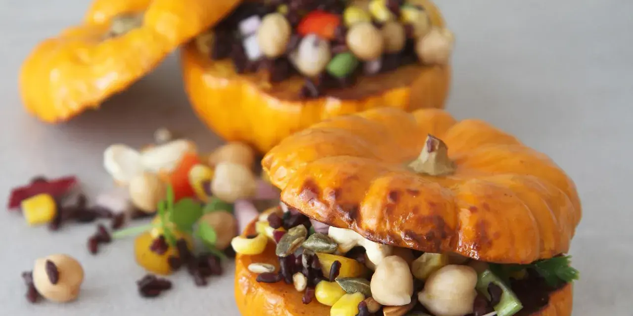 Mini calabazas rellenas de arroz negro, garbanzos, maíz y semillas. Unas deliciosas recetas con calabaza para disfrutar.