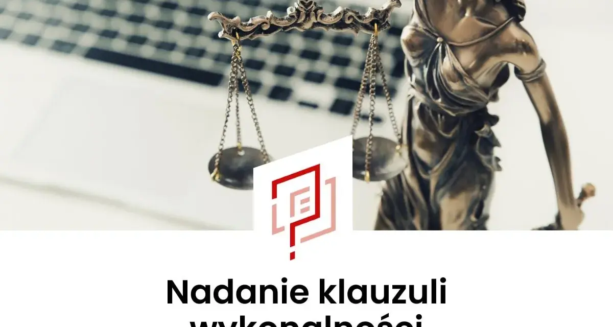Symbol sprawiedliwości i waga, obok laptopa, ilustrują, jak wygląda klauzula wykonalności.