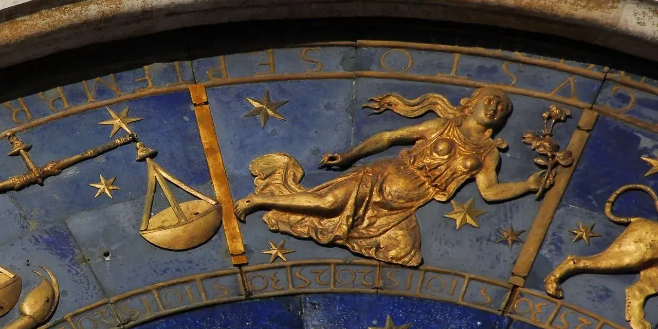 Złota postać z kwiatami, symbol znaku zodiaku Panna, obok wagi i lwa. 24.08 znak zodiaku.
