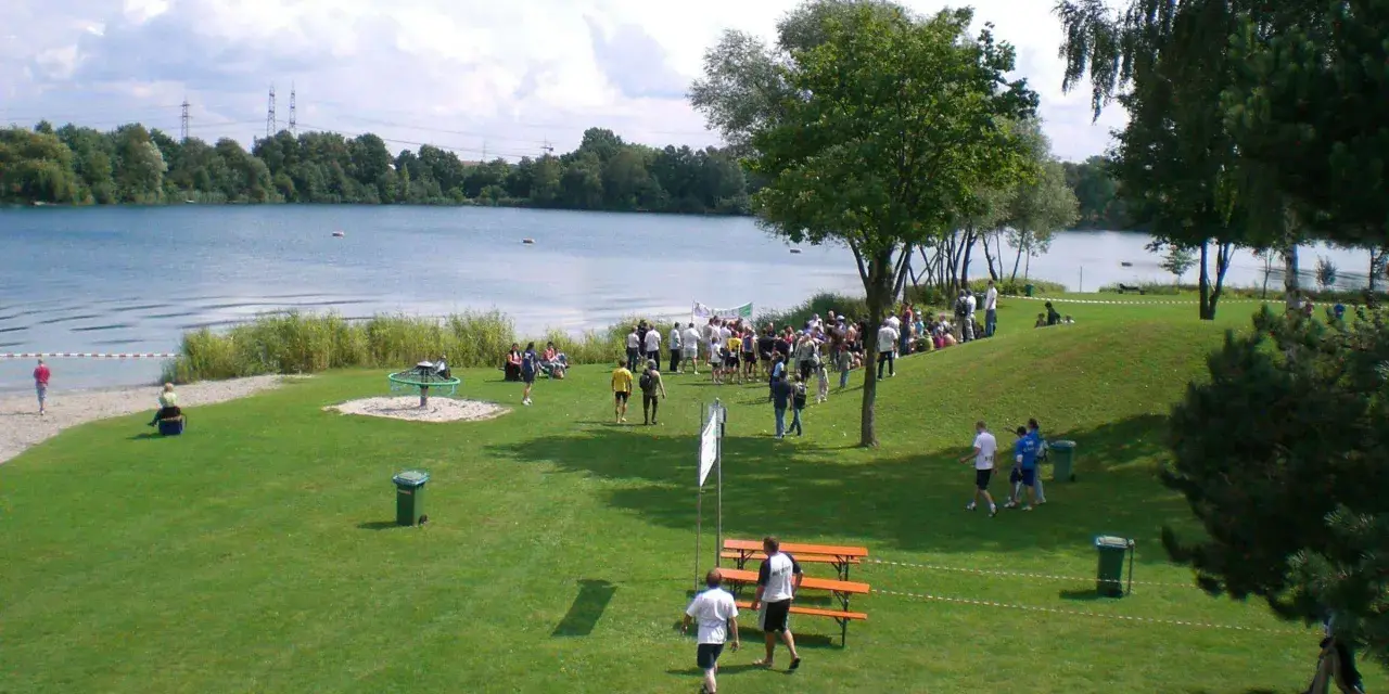 Menschen genießen einen sonnigen Tag am See in Deutschland.