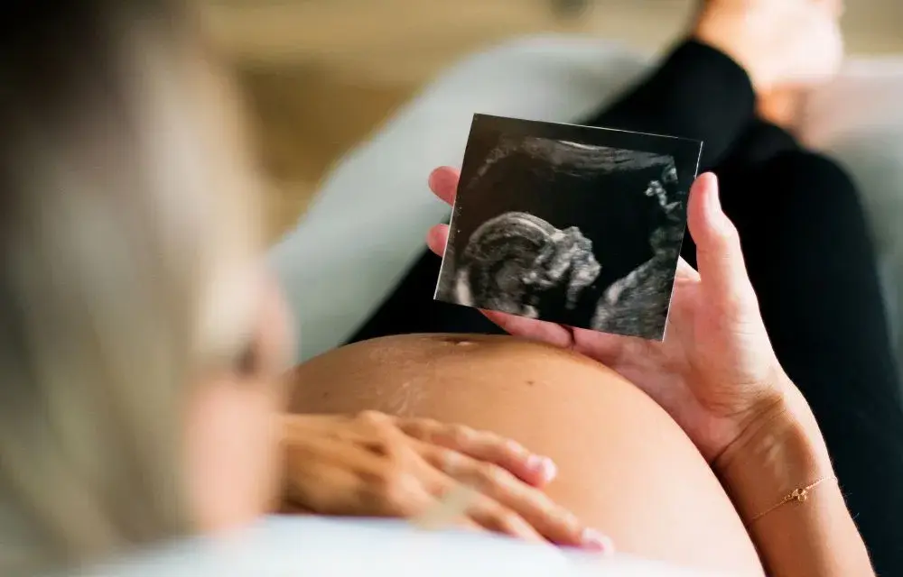 Czy kobieta podczas okresu może zajść w ciążę? Prawda o ryzyku