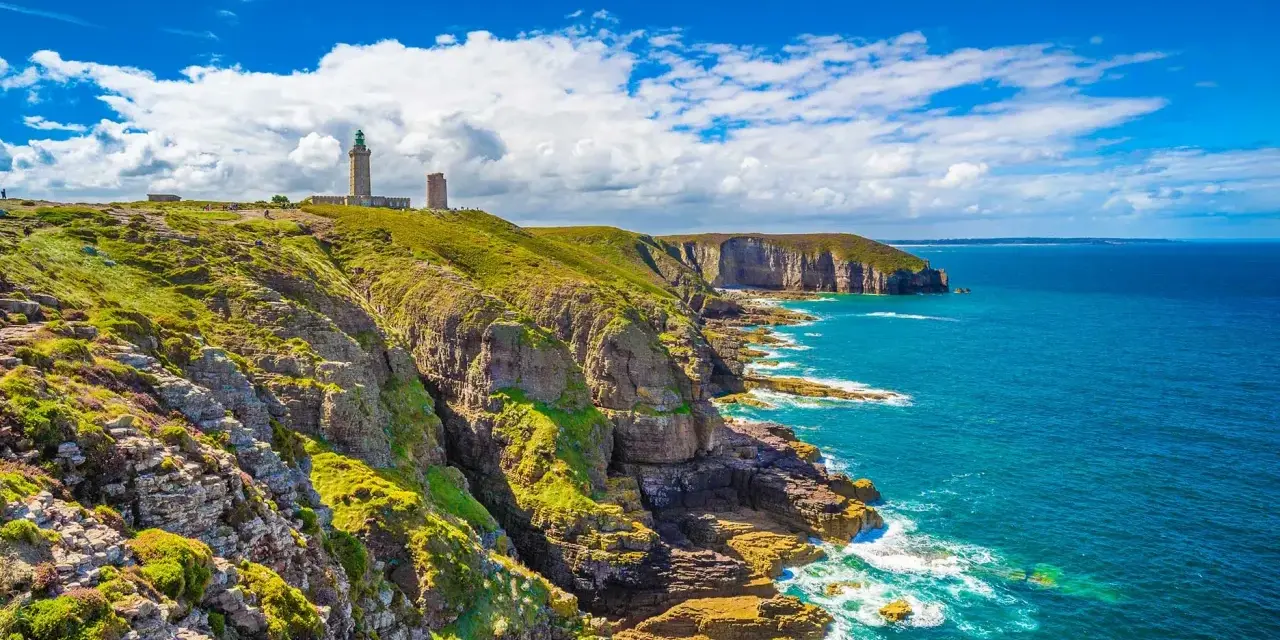 Vue spectaculaire des falaises et phares du Cap Fréhel. Idéal pour savoir que faire au Cap Fréhel : randonnée, photos, contemplation.