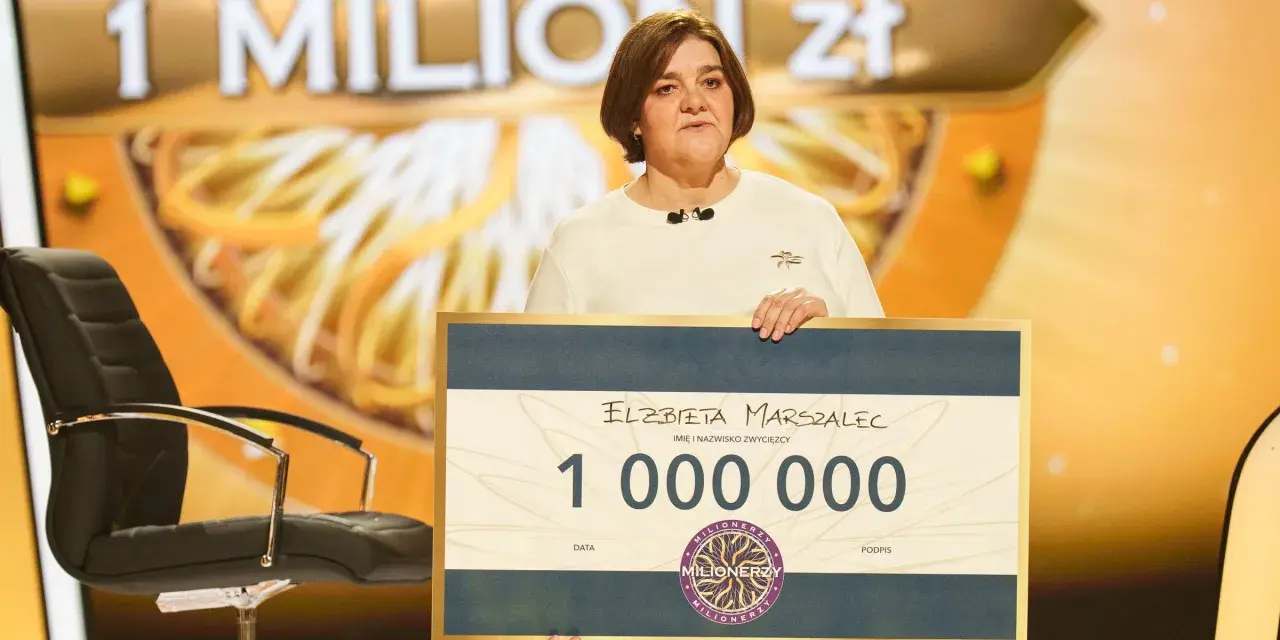 Elżbieta Marszalec z Milionerów, która wygrała milion złotych. Trzyma czek na kwotę 1 000 000.