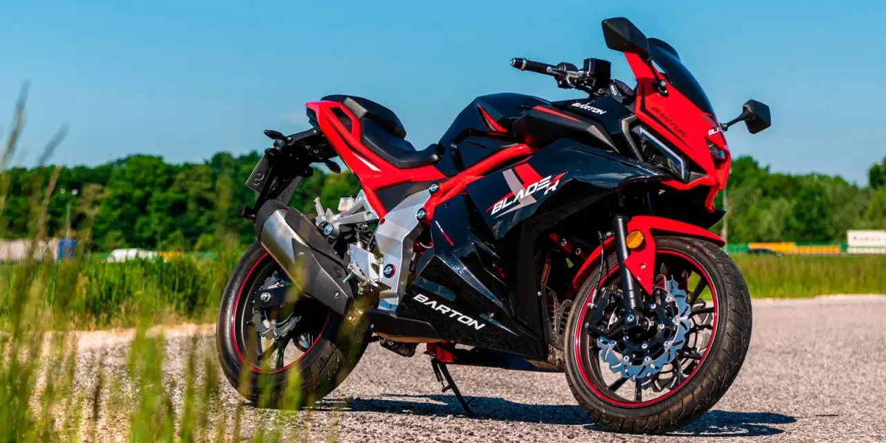 Czarny sportowy motocykl Barton Blade R 125 V Max z czerwonymi akcentami, zaparkowany na drodze w słoneczny dzień.