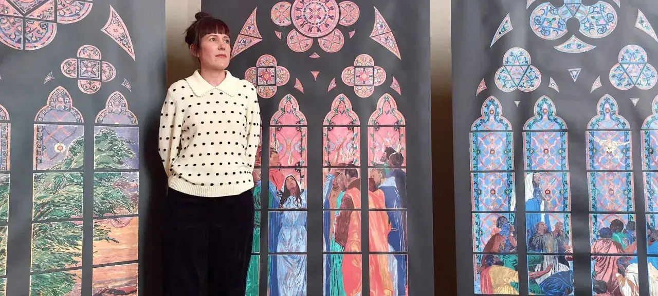 Une femme pose devant des vitraux stylisés, évoquant les vitraux de Notre Dame. Les scènes colorées représentent des figures humaines et des motifs floraux.