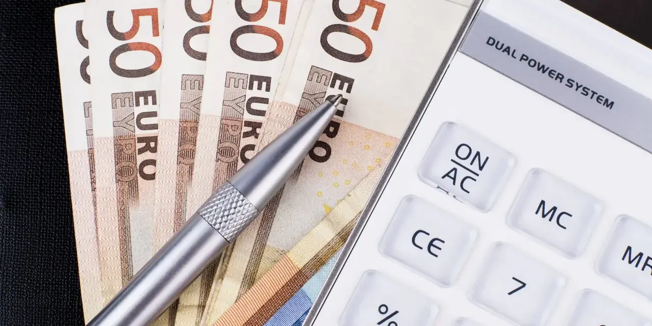 Fünfzig-Euro-Scheine, ein Stift und ein Taschenrechner. Die Frage: wieviel darf ich nebenbei verdienen ohne anmeldung?