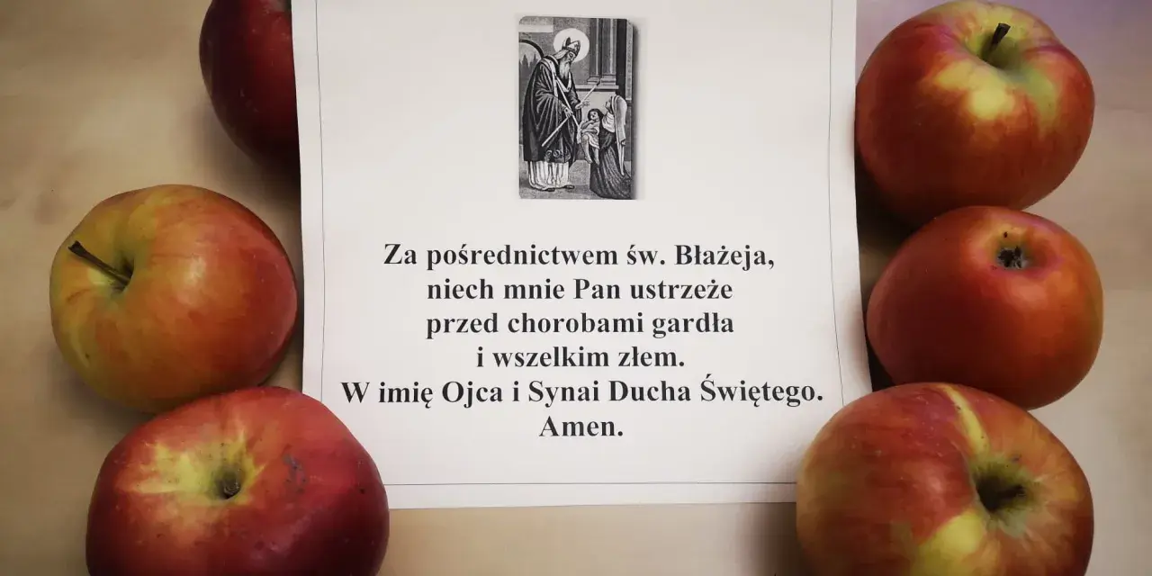 Jabłka otaczają kartkę z modlitwą do św. Błażeja o ochronę gardła.