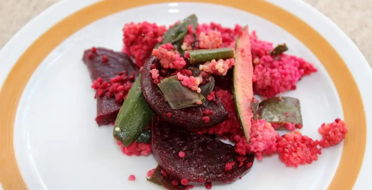 Rote Bete mit pinkem Couscous und grünen Bohnen, ein farbenfrohes Gericht, das auch einem Kleinkind schmecken würde.