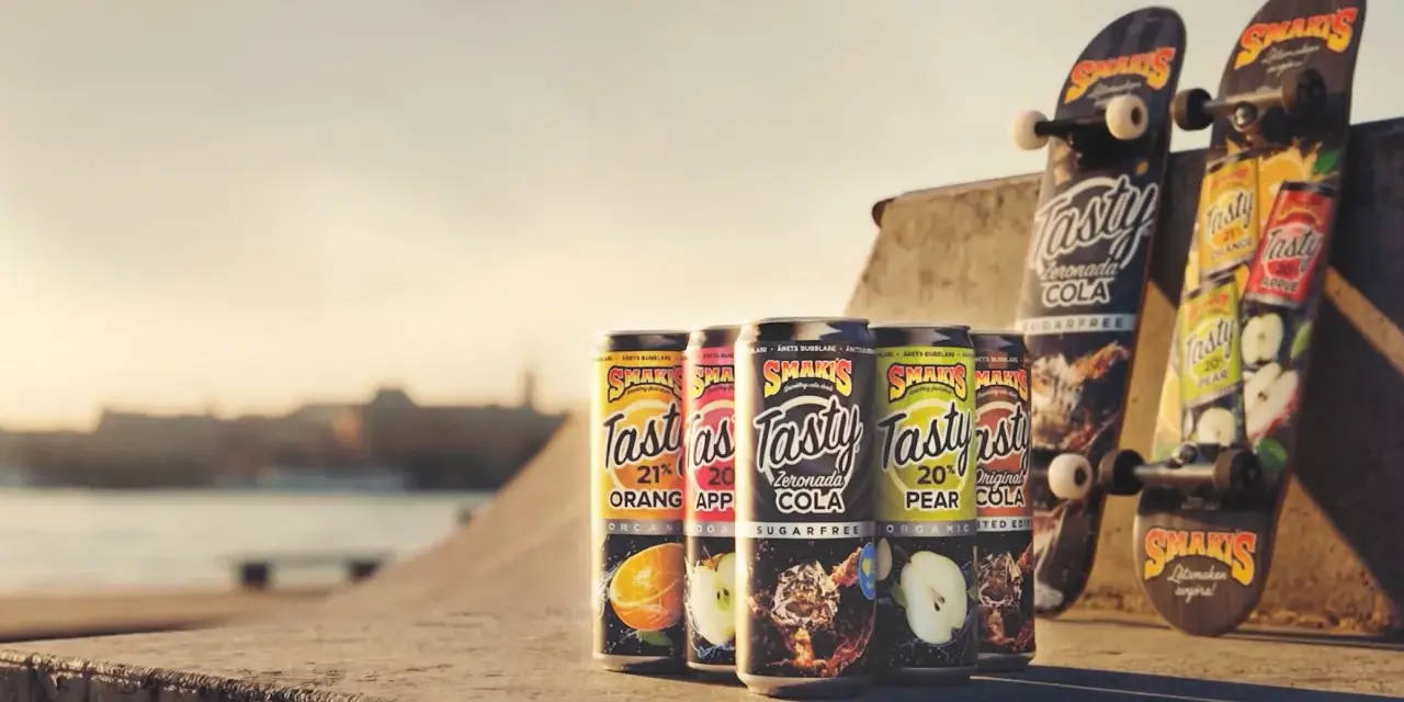 Smakis iste recept med smak av apelsin, äpple och päron. Två skateboards står lutade mot en betongkant i solnedgången.