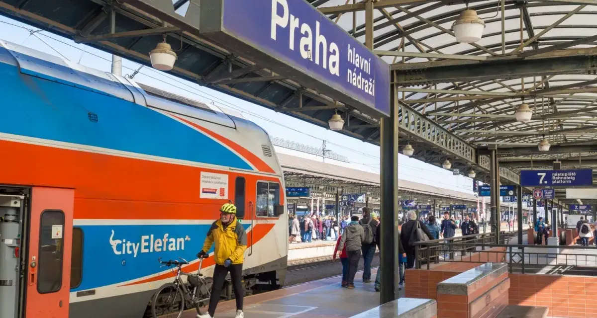 Podróżni z rowerami czekają na pociąg na dworcu w Pradze. Tanie podróżowanie do Pragi pociągiem jest możliwe!