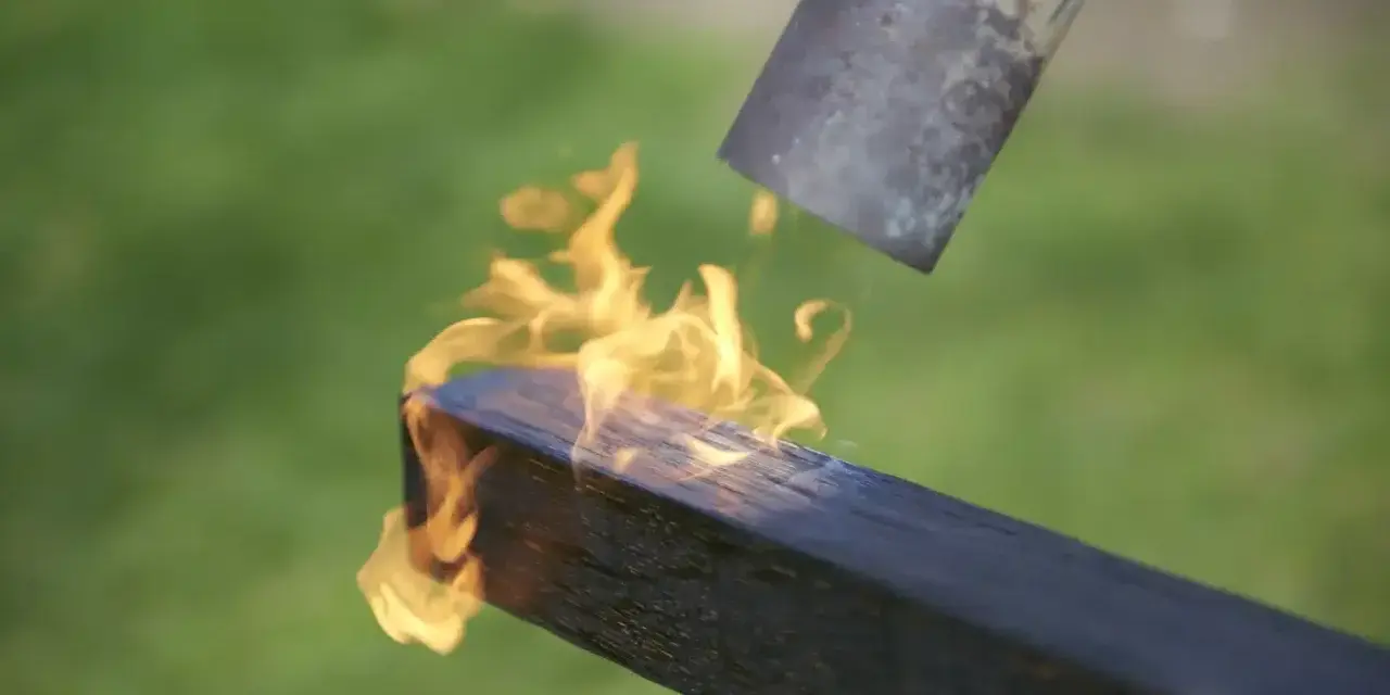 Application de la flamme sur un bois brulé japonais pour le protéger.